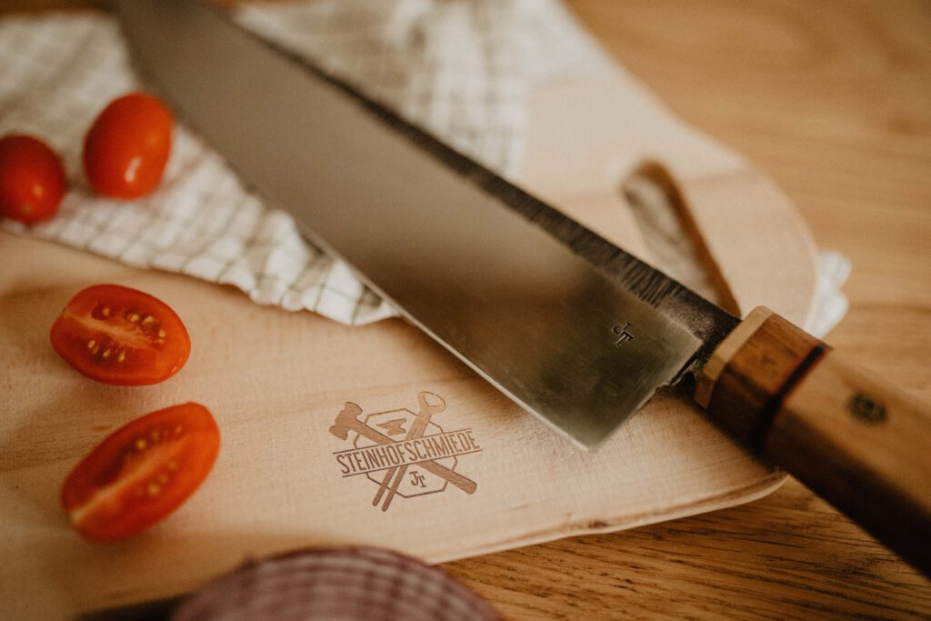 Großes Küchenmesser  mit Steckangelgriff 
