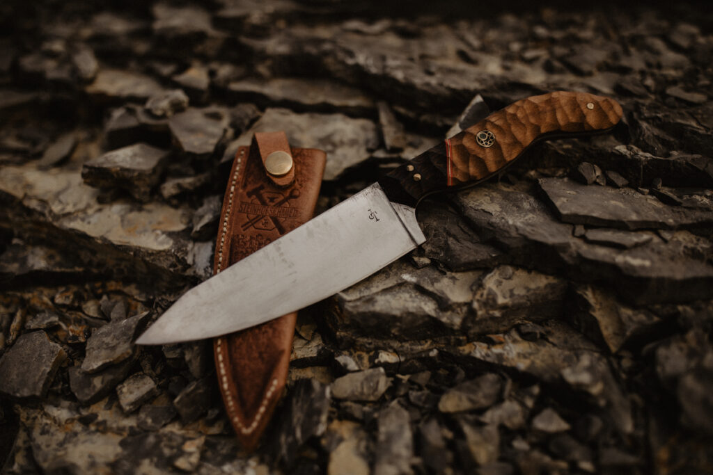 Outdoormesser mit Lederhülle und strukturiertem Griff